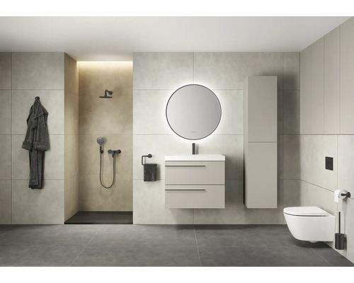 Modernes Badezimmer mit Dusche, Waschtisch, Spiegel, Toilette und Handtuchhalter