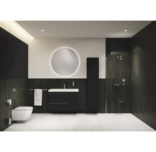 Modernes Badezimmer mit Toilette, Waschtisch, Spiegel und Dusche
