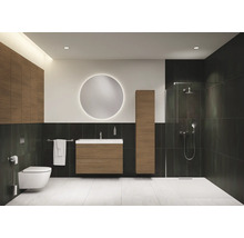 Modernes Badezimmer mit Waschtisch, Spiegelschrank, Toilette und Dusche.