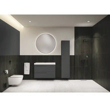 Modernes Badezimmer mit Wand-WC, Waschtischunterschrank, Spiegelschrank, runden Spiegel und Dusche