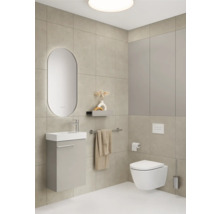 Modernes Badezimmer mit Waschtisch, Spiegel, Wandtoilette und Handtuchhalter