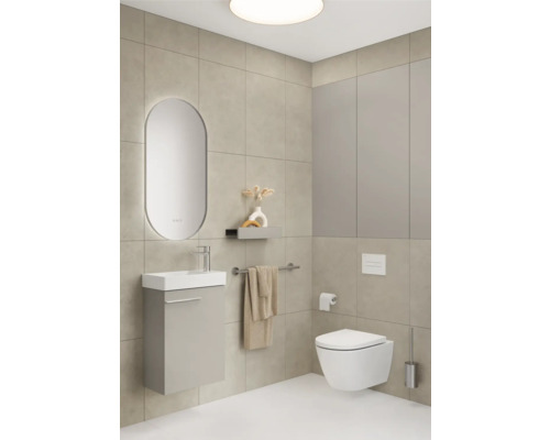 Modernes Badezimmer mit Waschtisch, Spiegel, Wandtoilette und Handtuchhalter