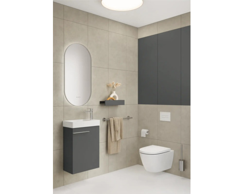 Modernes Badezimmer mit Waschtisch, Spiegelschrank, Wandtoilette und Fliesen