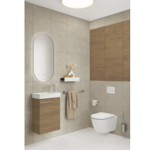 Badezimmer mit Waschtisch, Spiegel, Toilette und Handtuchhalter