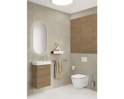 Badezimmer mit Waschtisch, Spiegel, Toilette und Handtuchhalter
