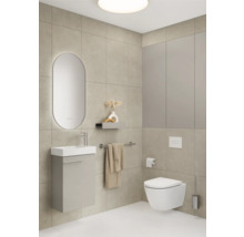 Modernes Badezimmer mit Waschtisch, Spiegel, Toilette und Handtuchhalter.