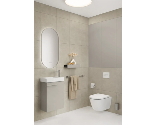 Modernes Badezimmer mit Waschtisch, Spiegel, Toilette und Handtuchhalter.