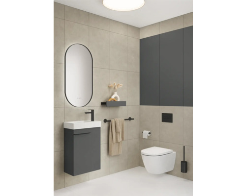 Modernes Badezimmer mit Waschtisch, Spiegel, Wandtoilette und grauen Akzenten