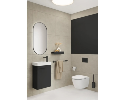 Badezimmer mit Waschbecken, Spiegel, Toilette und Handtuchhalter