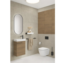 Helles Badezimmer mit Waschtisch, Spiegel, Toilette und Handtuchhalter