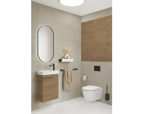 Helles Badezimmer mit Waschtisch, Spiegel, Toilette und Handtuchhalter