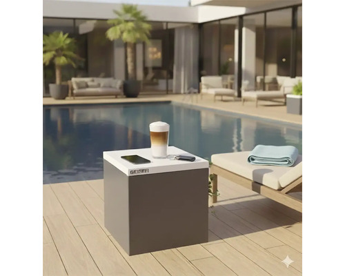 Szene am Pool mit einem Getränk, einem Handy und einem Schlüssel auf einem Tisch