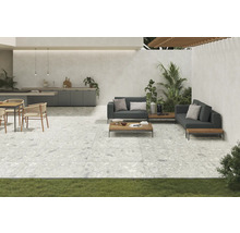 Helle Terrassenfliesen im Außenbereich mit Sitzgruppe und Außenküche