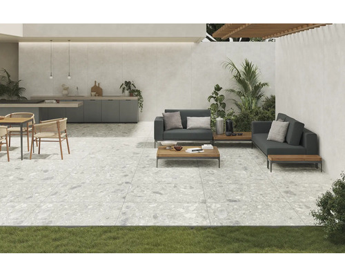 Helle Terrassenfliesen im Außenbereich mit Sitzgruppe und Außenküche