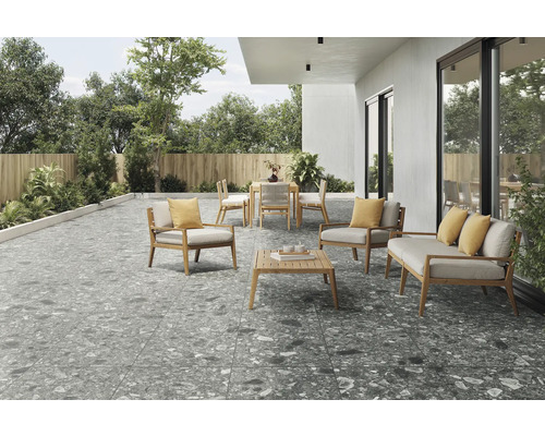 Außenbereich mit Terrassenfliesen in Steinoptik, Gartenmöbeln und Bewuchs