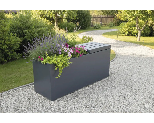 Bilder einer bepflanzten grauen Aufbewahrungsbox für den Außenbereich in einem Garten.