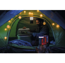 Szene im Zelt mit Kühlbox, Powerbank und Einhell Logo