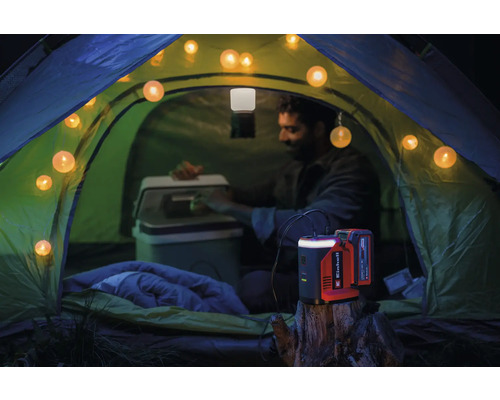 Szene im Zelt mit Kühlbox, Powerbank und Einhell Logo