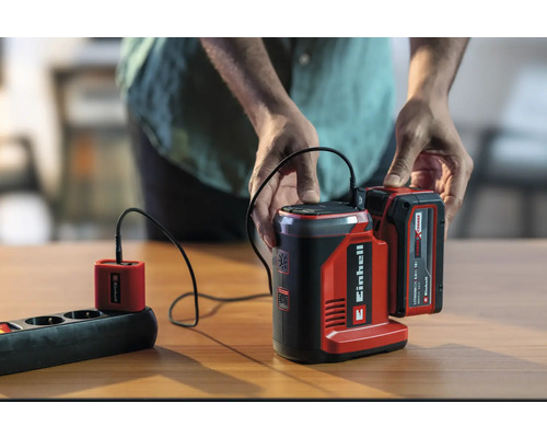 Einhell Power X-Change Akku Ladestation mit Netzteil und Akku im Einsatz