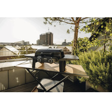 Gasgrill auf einem Tisch im Freien mit Stadtblick