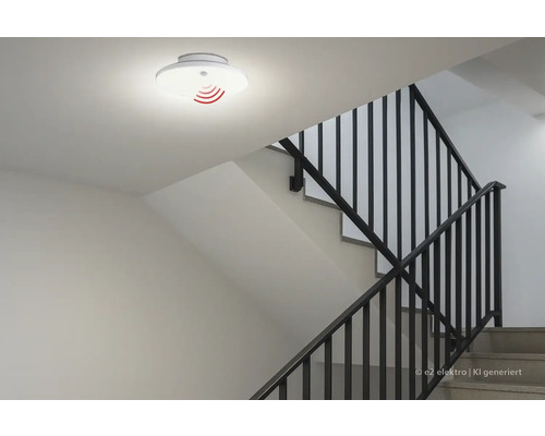 Deckenleuchte mit Bewegungsmelder in einem Treppenhaus