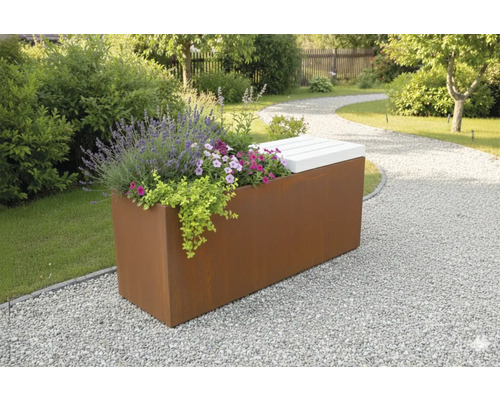 Garten mit Pflanzkasten und Sitzgelegenheit