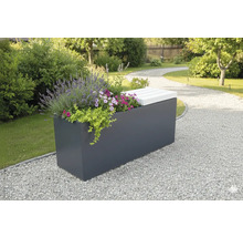 Gartenbank mit Pflanzkasten und Blumen in einem Garten mit Kiesweg.