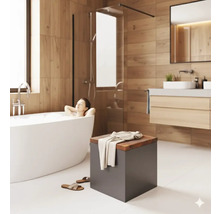 Helles Badezimmer mit Badewanne, Dusche, Waschtisch und Ablagehocker