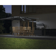 Beleuchteter Gartensitzplatz mit Sonnenschirm, Tisch, Stühlen und Grill