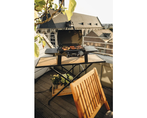 Gasgrill auf einem Balkon mit Tisch und Stuhl