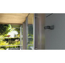 Außenstrahler an einer Hauswand mit Blick in den Garten