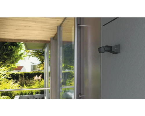 Außenstrahler an einer Hauswand mit Blick in den Garten