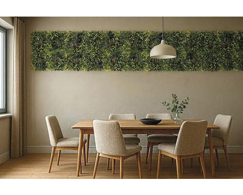 Esszimmer mit Holztisch, Stühlen und vertikalem Garten an der Wand