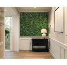 Flur mit Pflanzenwand, Kommode und Lampe