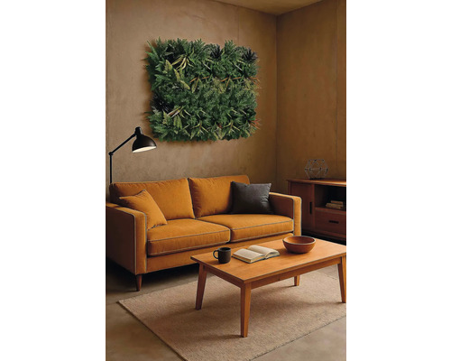 Wohnzimmer mit Sofa, Couchtisch, Stehlampe und Wandbegrünung