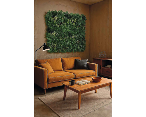 Wohnzimmer mit orangefarbenem Sofa, Holztisch und vertikalem Garten an der Wand