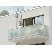 Nahaufnahme eines Balkons mit Glasgeländer an einem Gebäude