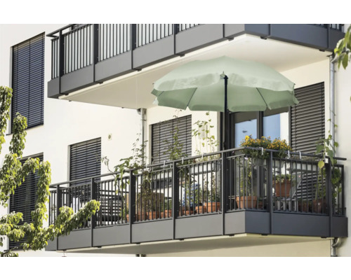 Balkon mit Sonnenschirm, Pflanzen und Metallgeländer