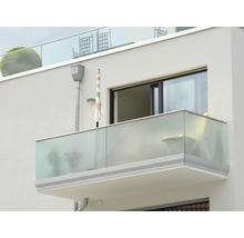 Balkon mit Glasbrüstung an einem modernen Wohngebäude