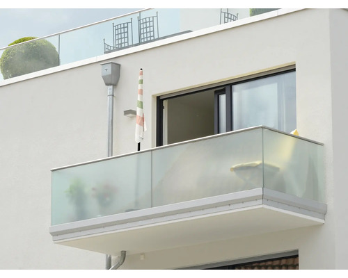 Balkon mit Glasbrüstung an einem modernen Wohngebäude