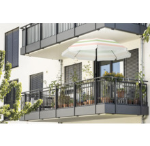 Balkon mit Sonnenschirm, Geländer, Pflanzen und Rollladen
