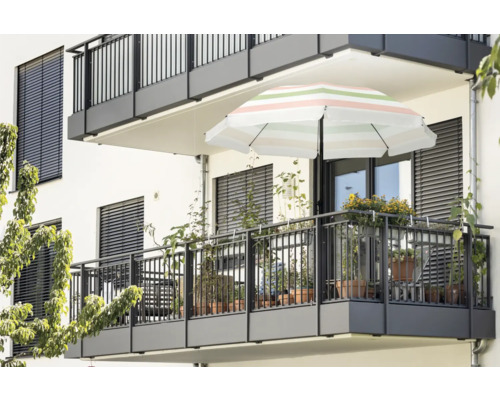 Balkon mit Sonnenschirm, Geländer, Pflanzen und Rollladen