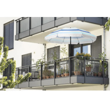 Balkon mit Markise, Sonnenschirm und Pflanzen