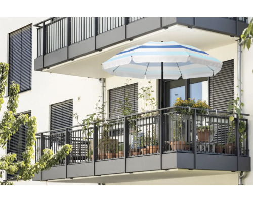 Balkon mit Markise, Sonnenschirm und Pflanzen
