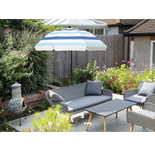 Gartenszene mit Sitzgruppe, Sonnenschirm und Dekoration