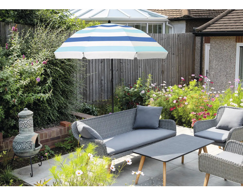 Gartenszene mit Sitzgruppe, Sonnenschirm und Dekoration