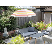 Gartenmöbel-Set mit Sofa, Sesseln, Tisch und Sonnenschirm auf einer Terrasse