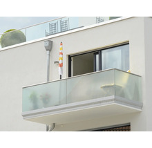 Fassade eines Mehrfamilienhauses mit Balkon und Glasgeländer