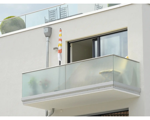 Fassade eines Mehrfamilienhauses mit Balkon und Glasgeländer