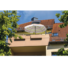 Streifenförmiger Sonnenschirm auf einem Balkon